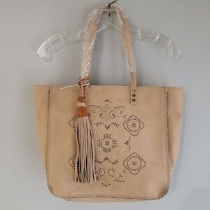 💥NEW💥🌷HP🌷Steven Tote Bag in Tan with Tassel